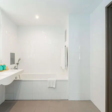 Отель Novotel Centre 4*